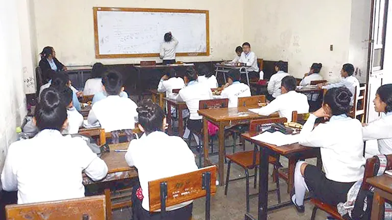 Imagen referencial de estudiantes en un colegio./ ERBOL