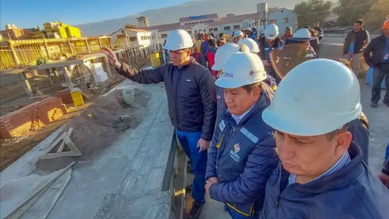 El ministro de Obras P&uacute;blicas, &Eacute;dgar Monta&ntilde;o (centro) inspecciona las obras en la Estaci&oacute;n Central Ferroviaria de Cochabamba, en San Antonio. MINISTERIO DE OBRAS P&Uacute;BLICAS