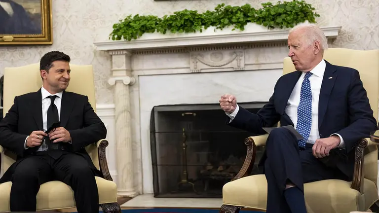 El presidente de los Estados Unidos, Joe Biden (D), hace declaraciones al reunirse con el presidente de Ucrania, Volodymyr Zelenskyy, en una fotograf&iacute;a de archivo./ EFE