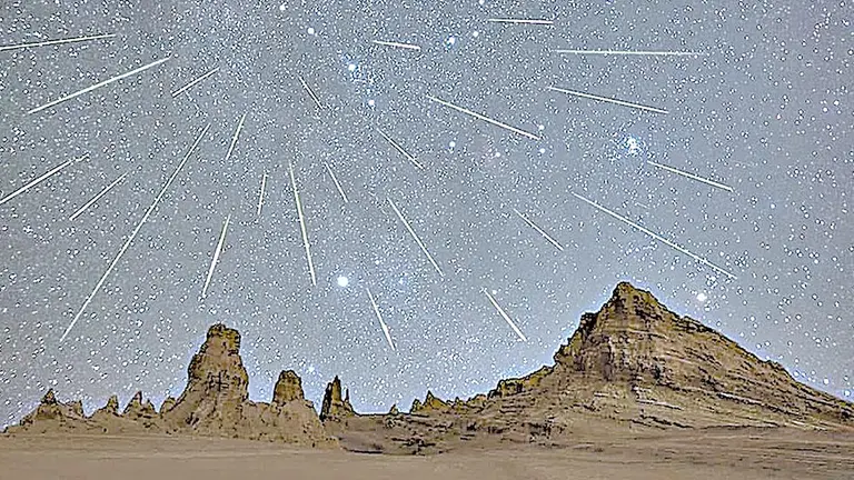 Una imagen referencial de una lluvia de estrellas Líridas./ FORBES MÉXICO
