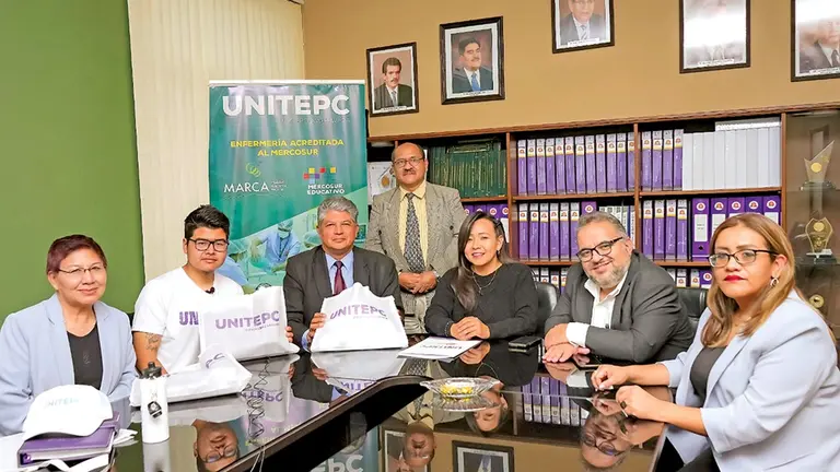 Autoridades de Unitepc realizan la despedida de Jair Rodríguez./ CORTESÍA