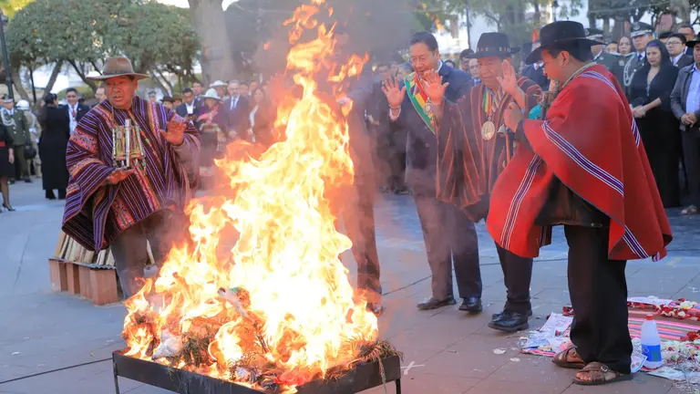 El Presidente y el Vicepresidente de Bolivia durante la ofrenda a la Pachamama. URGENTE