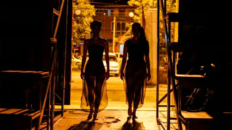 Dos bailarinas en un espacio cultural de Cochabamba./ FESTIVAL CUERPO DIGITAL