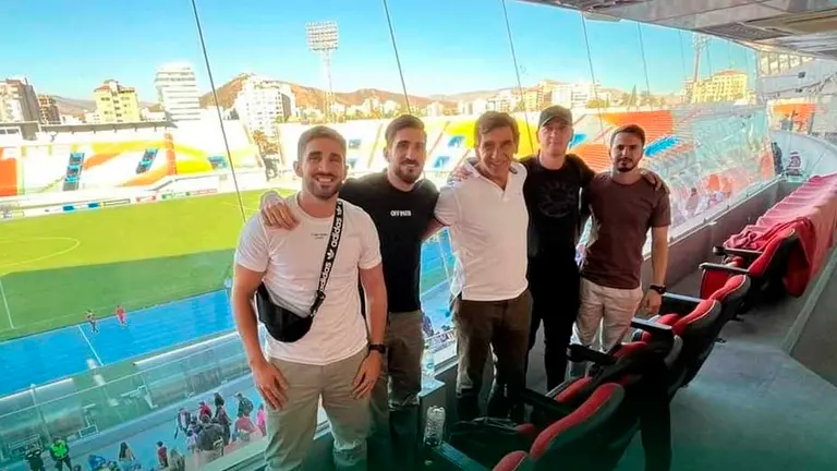 Gustavo Costas (c) y su comando t&eacute;cnico estuvieron en Cochabamba para seguir un partido de la Divisi&oacute;n Profesional. FBF