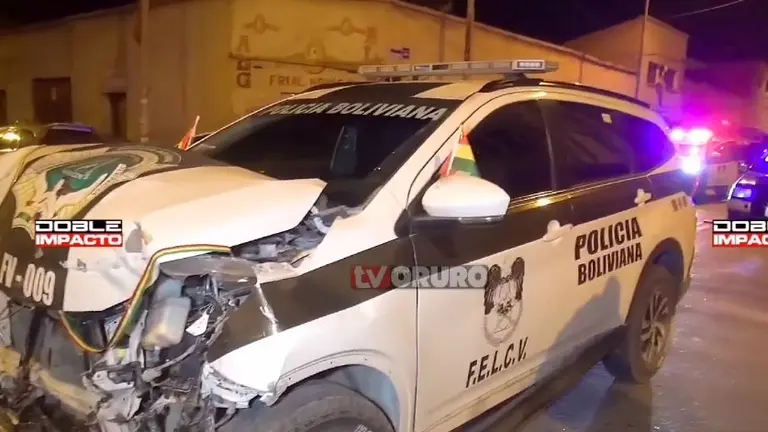El motorizado de la Polic&iacute;a, mismo con el que tres uniformados chocaron con un taxi. DOBLE IMPACTO