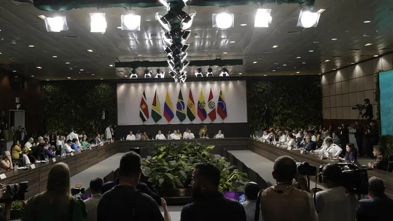 Presidentes que integran el bioma amaz&oacute;nico se re&uacute;nen durante la sesi&oacute;n de apertura de la Cumbre Amaz&oacute;nica hoy, en Bel&eacute;m (Brasil)./ EFE