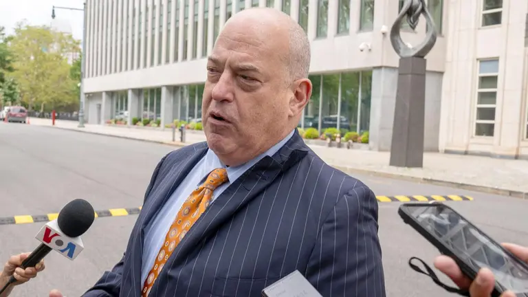 Paul Nalven, abogado del narcotraficante Dairo Antonio Úsuga David, habla con la prensa luego de salir de la corte de Brooklyn tras conocerse la sentencia a 45 años de cárcel para su representado, en Nueva York./ EFE