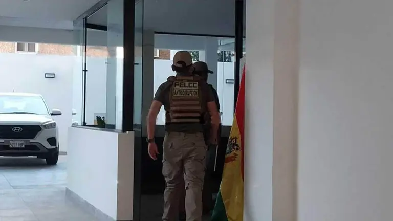 Polic&iacute;a allana ambientes de condominio./ UNITEL