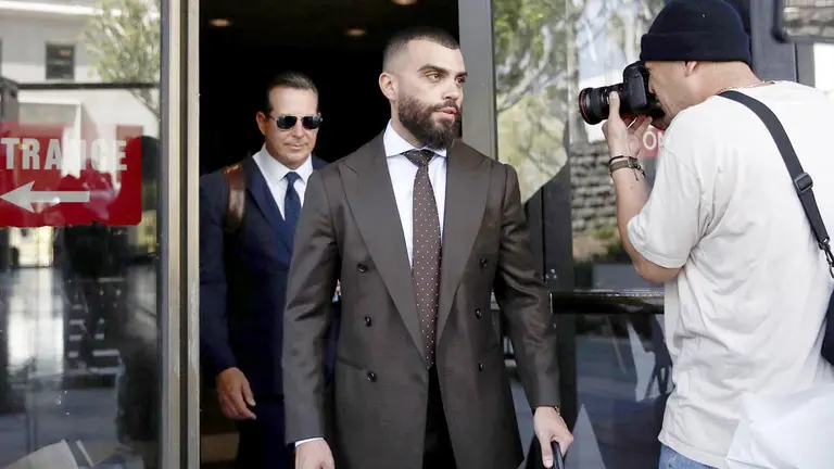 Imagen de archivo de los abogados defensores de Tory Lanez, José Baez (i) y Matthew Barhoma (C), salen del Centro de Justicia Penal Clara Shortridge Foltz./ EFE