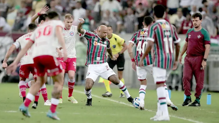 Felipe Melo (c) de Fluminense disputa un balón con Luciano Gondou (2-i) de Argentinos, en un partido de los octavos de final de la Copa Libertadores entre Fluminense y Argentinos Juniors./ EFE