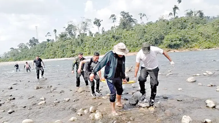 Rescatan los cuerpos de las v&iacute;ctimas en el r&iacute;o Esp&iacute;ritu Santo, Villa Tunari./ POLIC&Iacute;A