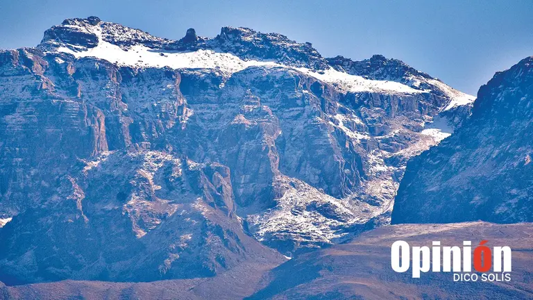 La cordillera del Tunari, en Cochabamba./ DICO SOL&Iacute;S
