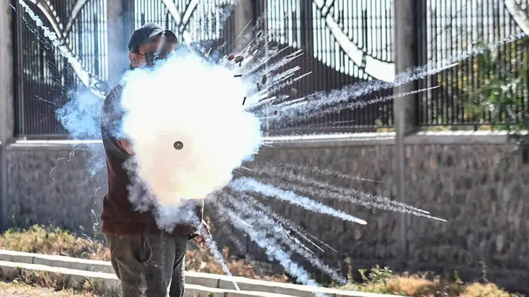 Un comunario hace explotar un fuego artificial en los conflictos en Sirpita. Dico Sol&iacute;s