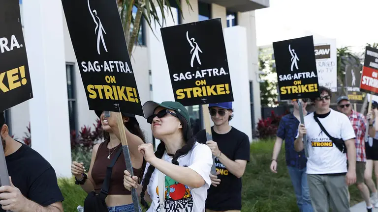 Manifestantes participan en la huelga de actores de Hollywood, en Los &Aacute;ngeles, California, el 28 de julio de 2023./ EFE