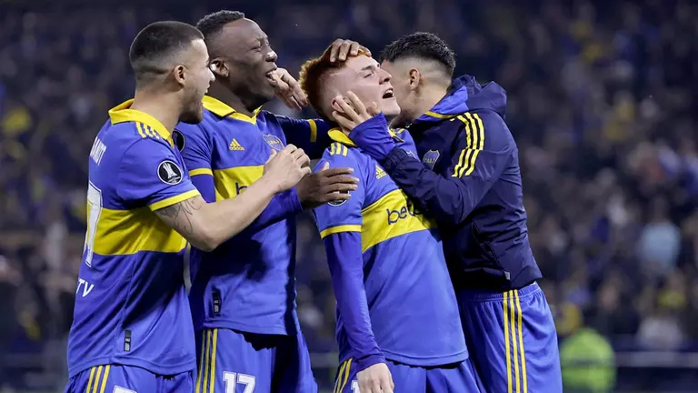 Jugadores del Boca Juniors celebran su pase a los cuartos de final de la Copa Libertadores, tras imponerse en la tanda definitoria de penaltis al Nacional de Uruguay./ EFE