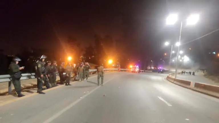 El contingente policial en la altura del kil&oacute;metro 8 de la avenida Petrolera, lugar donde se enfrentaron con personas que resguardaban el cami&oacute;n con presunta carga de contrabando. Orvitel