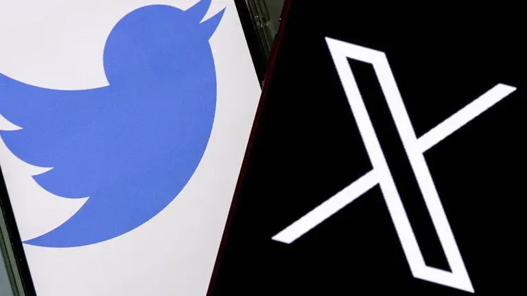 Vista de los logos de Twitter (i) y su nuevo nombre X (d), en las pantallas de tel&eacute;fonos m&oacute;viles, el 27 de julio de 2023./ EFE