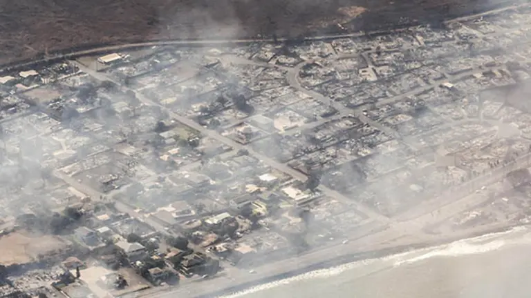 Vista a&eacute;rea de los edificios da&ntilde;ados en Lahaina, Haw&aacute;i, como consecuencia de un gran incendio forestal. EFE