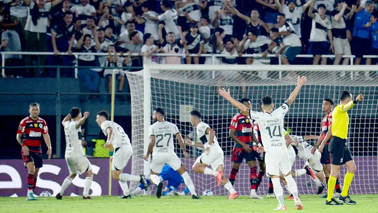 Facundo Bruera (3-i) de Olimpia celebra un gol hoy, en un partido de los octavos de final de la Copa Libertadores entre Olimpia y Flamengo en el estadio Defensores del Chaco en Asunción (Paraguay). EFE