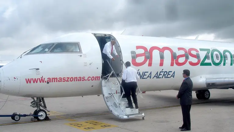 Una aeronave de la empresa a&eacute;rea Amaszonas, durante un vuelo inaugural./ ARCHIVO