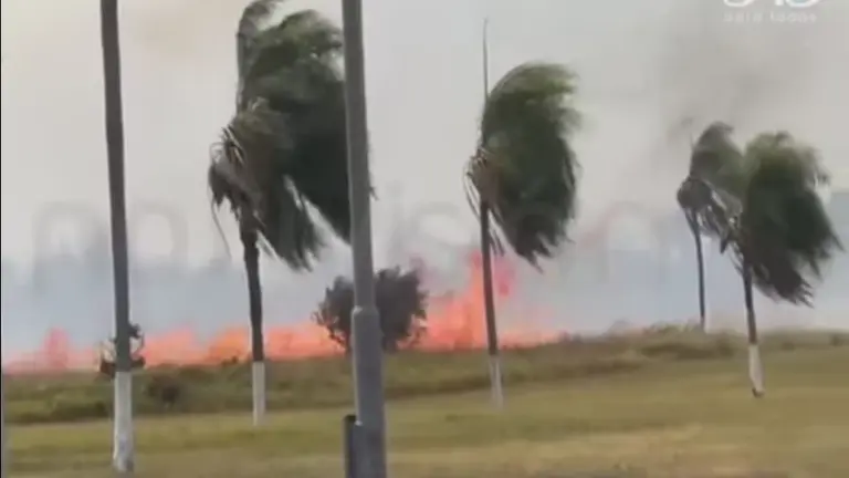 Incendio de pastizales en cercan&iacute;as del aeropuerto de Viru Viru. RRSS