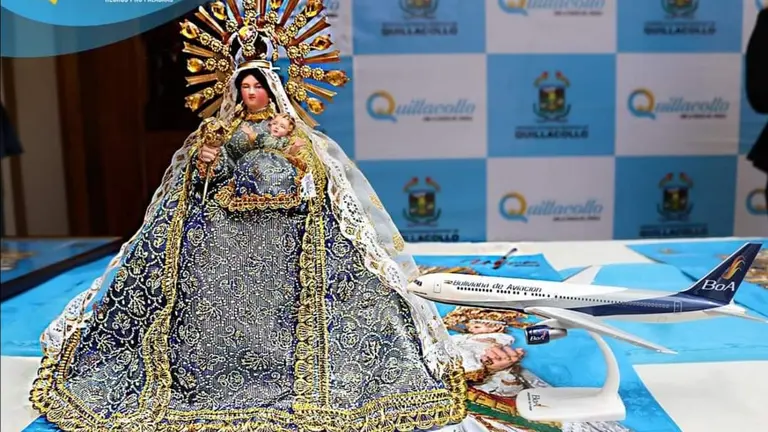 Imagen de la Virgen de Urcupi&ntilde;a junto a un avi&oacute;n de BoA. ALCALD&Iacute;A DE QUILLACOLLO