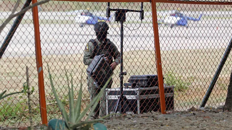 Polic&iacute;as inspeccionan una zona el Aeropuerto Internacional Camilo Daza de la ciudad de C&uacute;cuta (Colombia)./ EFE