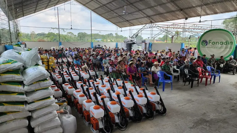 El acto de entrega de insumos en Bulo Bulo, este 11 de agosto. FONAD&Iacute;N