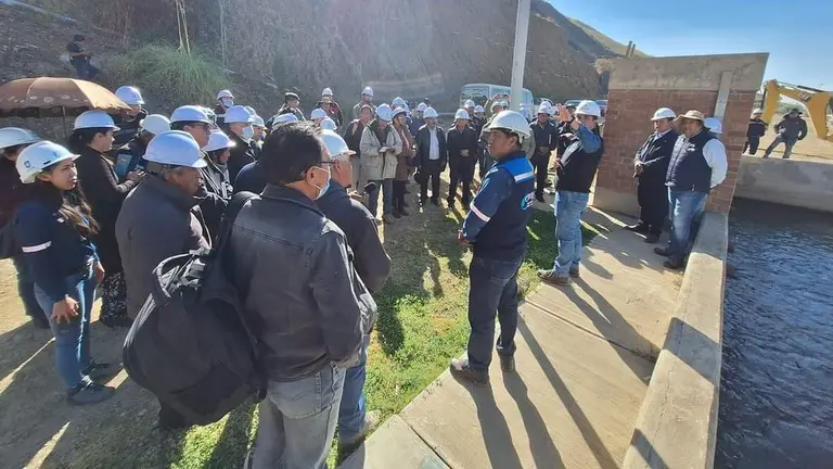 Inspecci&oacute;n de autoridades y dirigentes de Sacaba a la Aducci&oacute;n 1 de Misicuni, este 11 de agosto. MISICUNI