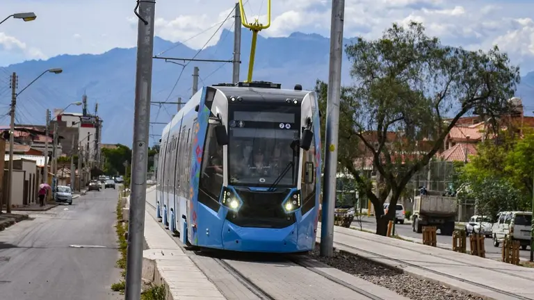 Una unidad del tren de la L&iacute;nea Verde en operaci&oacute;n. DICO SOL&Iacute;S