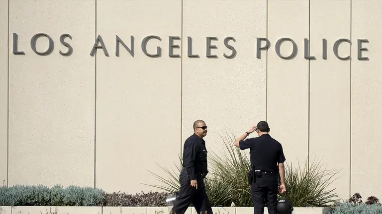 Fotograf&iacute;a de archivo de varios polic&iacute;as del departamento de polic&iacute;a de Los Angeles a las afueras de la comisar&iacute;a en Los Angeles, California. EFE