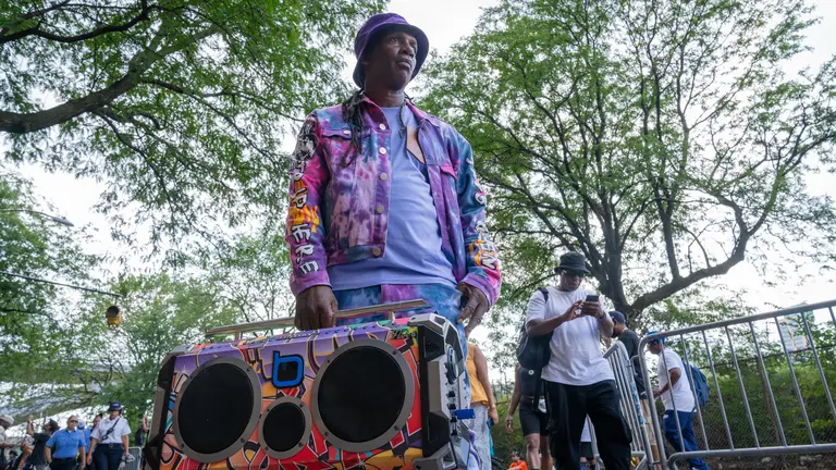 arias personas participan en el Festival de Hip-Hop este 12 de agosto de 2023, en la calle 1520 Sedgwick, en Nueva York.
