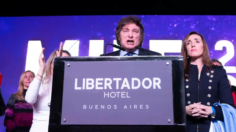 El candidato presidencial Javier Milei en su discurso luego de ganar las PASO en Argentina. EFE