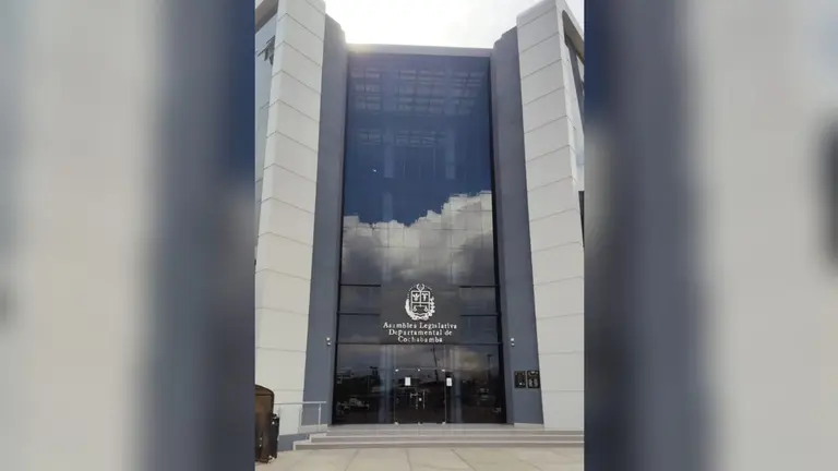 Puertas cerradas de la Asamblea Legislativa Departamental. OPINI&Oacute;N