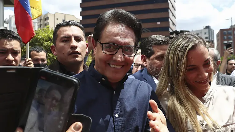 Fotograf&iacute;a de archivo fechada el 12 de junio de 2023 que muestra a Fernando Villavicencio (c) durante la inscripci&oacute;n de su candidatura presidencial, en Quito (Ecuador)./ EFE