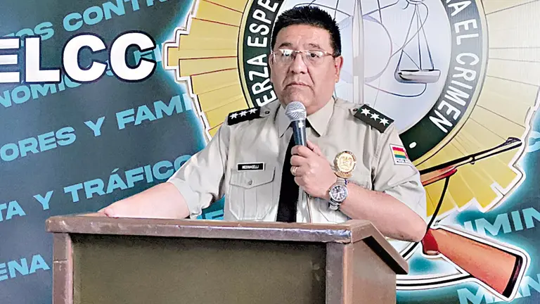 El director de la FELCC de Cochabamba, Freddy Medinacelli, durante una conferencia de prensa./ OPINI&Oacute;N