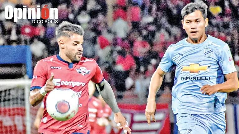 Gabriel Esparza maneja la pelota ante la marca de Javier Uzeda en un partido anterior entre celestes y rojos./ DICO SOL&Iacute;S