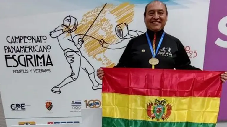 El floretista Rolando Balboa, después de lograr un bronce en el Panamericano de Esgrima en Montevideo, Uruguay./ PRENSA ESGRIMA