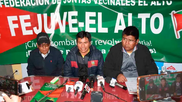 Dirigentes de la Fejuve El Alto en conferencia de prensa. APG