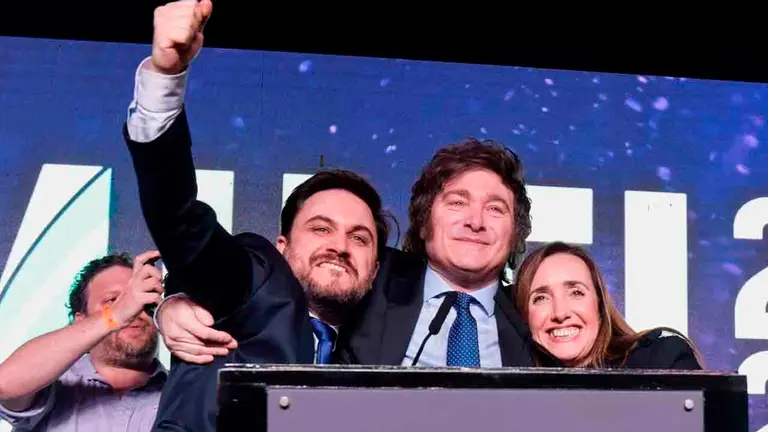 Javier Milei junto a miembros de su partido festejando su victoria en las PASO. El Pa&iacute;s