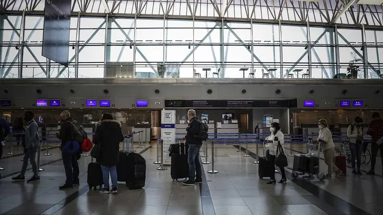 Pasajeros hacen fila en el Aeropuerto Internacional de Ezeiza, en Buenos Aires (Argentina), en una fotograf&iacute;a de archivo./ EFE