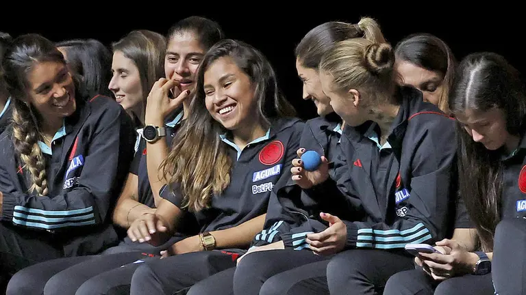 Jugadoras de la selección colombiana femenina son recibidas por una multitud luego de su participación en el Mundial Femenino de Australia y Nueva Zelanda./ EFE