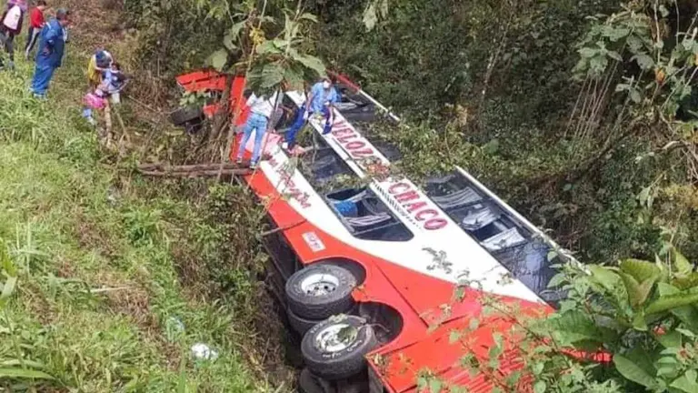 El bus accidentado en el Locotal. DEFENSORES DEL TR&Oacute;PICO