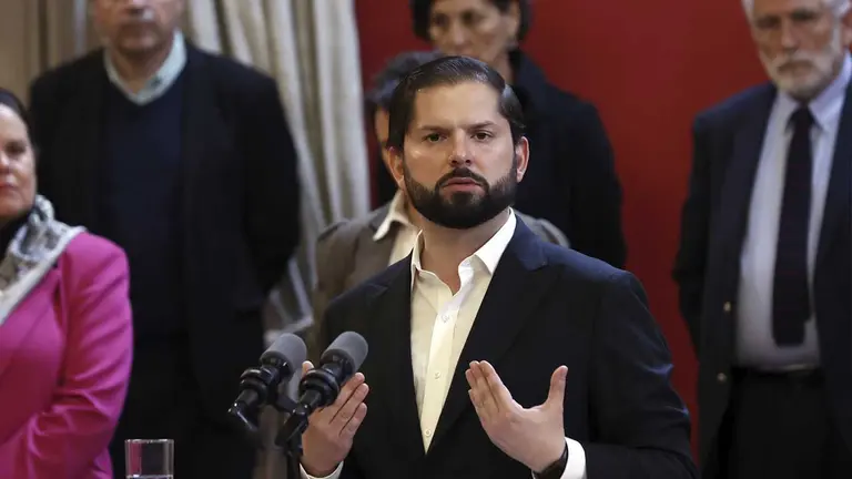 El presidente de Chile, Gabriel Boric, participa en la ceremonia de cambio de gabinete hoy, en el Palacio de La Moneda, en Santiago (Chile)./ EFE