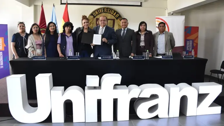 Directivos de Unifranz y otros actores sociales que se comprometen con el proyecto para frenar la violencia contra la mujer. NO&Eacute; PORTUGAL