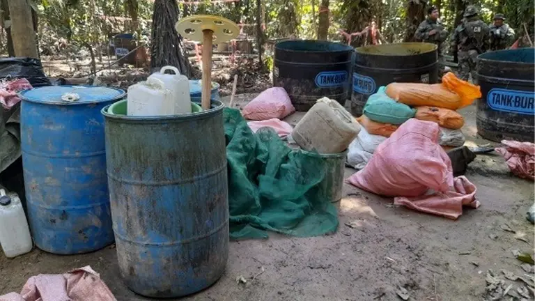 FELCN destruye 12 f&aacute;bricas de producci&oacute;n de coca&iacute;na en el Chapare./ URGENTE.BO