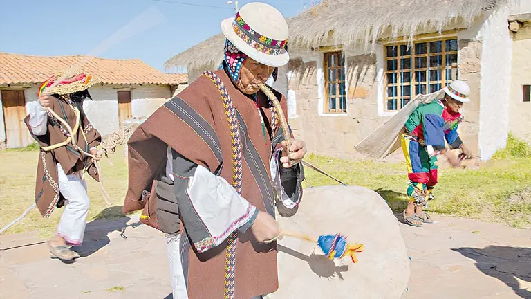 Fotograf&iacute;a de una presentaci&oacute;n de baile aut&oacute;ctono./ MUSEF