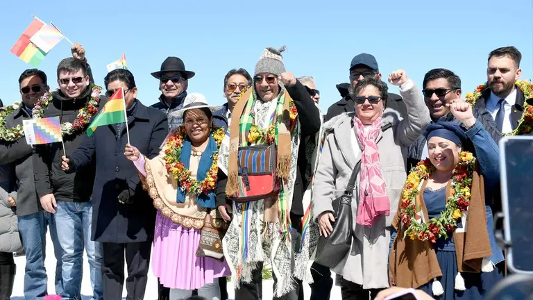 En un masivo acto en el salar de Uyuni, Potosí, el presidente Luis Arce, junto a autoridades de Estado, rindió homenaje al 198 aniversario de creación de la bandera boliviana./ APG