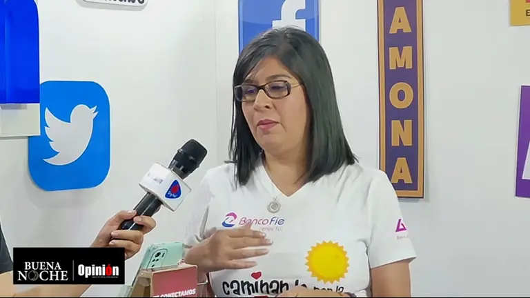 Claudia San Mart&iacute;n, gerente Nacional de Desempe&ntilde;o y Responsabilidad Social del banco FIE, en Buena Noche./ CAPTURA DE VIDEO