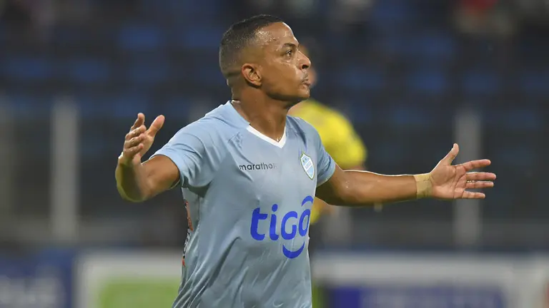 El centrocampista Serginho, autor del gol de Aurora./ APG